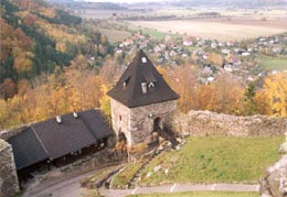 Potštejn-Pohled z nádvoří přes 4 hradní bránu (14/137 Kb)