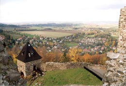 Potštejn-Pohled z nádvoří přes 4 hradní bránu (12 Kb)