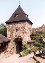 Potštejn- opět pohled na 4 bránu, tentokrát při odchodu (13 Kb)