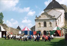 Potštejn-historické slavnosti před hradní kaplí (13 Kb)