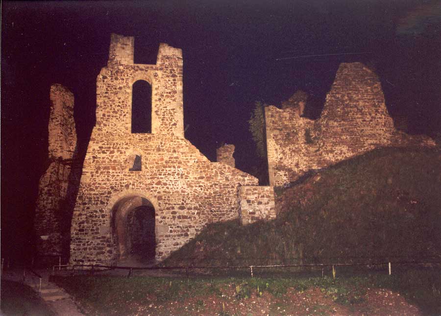 Potštejn-noční 5. hradní brána (70 Kb)