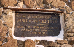 pamtn deska na romn Aloise Jirska Poklad