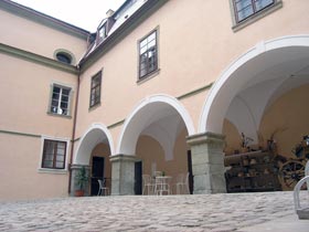 Pot�tejn - n�dvo�� z�mku; (72 Kb)